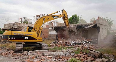 Diyarbakır'da kamulaştırılan iki yapının yıkımı yapıldı