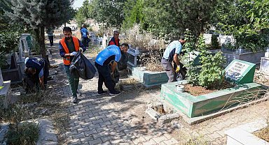 Diyarbakır'da mezarlıklarda bayram temizliği