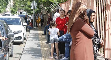 Diyarbakır'da öğrenciler içeride aileler dışarıda ter döktü