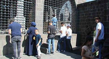 Diyarbakır'da öğrenciler YKS öncesi türbe ve camilerde dua etti