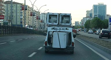 Diyarbakır'da otomobile yüklediği eşyalarla kazaya davetiye çıkardı