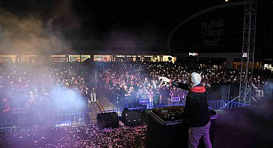DJ Suat Ateşdağlı ve sanatçı Ekin Uzunlar Gül Festivalinde Ispartalılarla buluştu