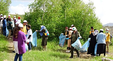 Doğa harikası Nemrut'ta çevre temizliği