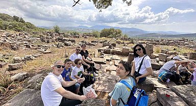 Doğaseverler Aigai'de yürüyüş yaptı