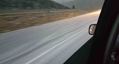 Dolu yağışı yolu beyaza büründürdü