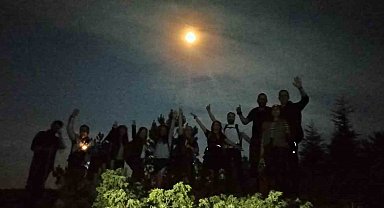 Dolunay ışığında yürüyüp çöp topladılar