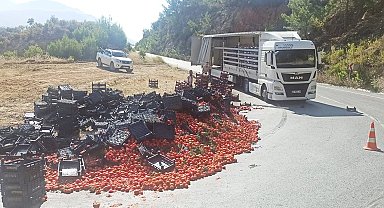 Domates yüklü tırın yükü yan yattı