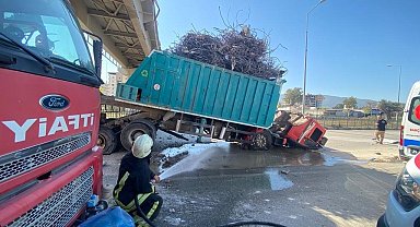 Dorsesi açılan kamyon üst geçide çarptı: 1 yaralı
