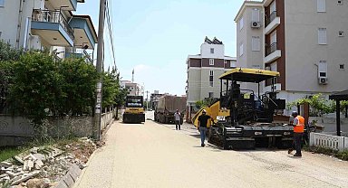 Döşemealtı'nda altyapıları tamamlanan cadde ve sokaklara sıcak asfalt