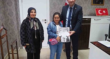 Down sendromu Kısmet Pala karakalem çalışmasını kaymakama hediye etti