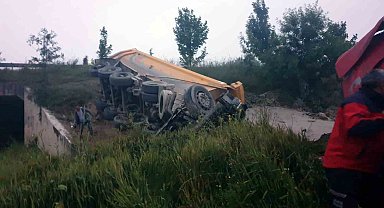 Duble yolda kontrolden çıkan kamyon tarlaya devrildi: 1 yaralı