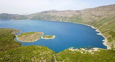 Dünyanın ikinci büyük krater gölünde turizm sezonu açıldı
