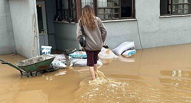 Düzce'de sağanak taşkına sebep oldu: Evleri su bastı