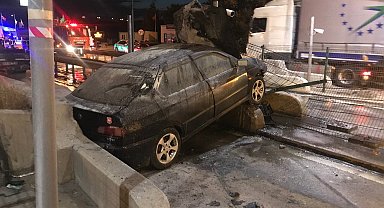 Edirne'de gişelere çarpan alkolü sürücünün otomobili alev alev yandı