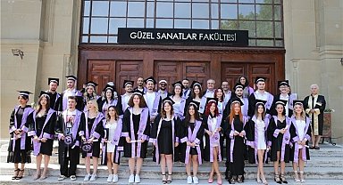 Edirne'de güzel sanatlar fakültesinde mezuniyet coşkusu
