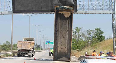 Edirne'de kamyonun damperi şaha kalktı