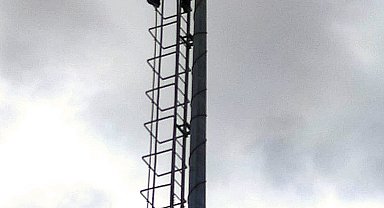 Edremit'te elektrik direğine çıkan kişiyi düşmekten polis kurtardı