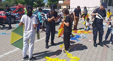 Edremit'te jandarma, 184. yılı çocuklarla uçurtma uçurarak kutladı