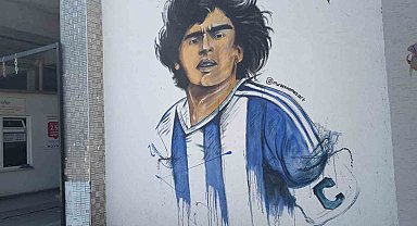 Efsane futbolcunun duvar resmi ilgi görüyor