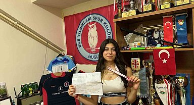 Ege Yıldızları Hokey Kulübü, karne alan sporcularını ödüllendirdi.