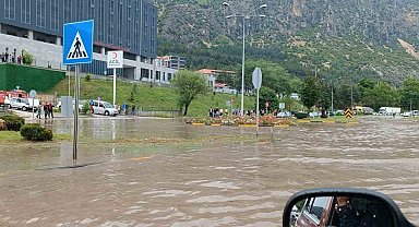 Eğirdir'de sağanak yağmur yolları göle çevirdi