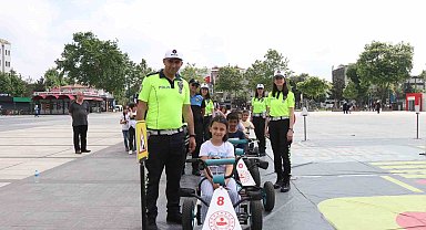 EGM'nin Mobil Trafik Eğitim Tırı Sakarya'da