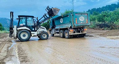 Ekipler sel sonrası bozulan yolları için yoğun mesai harcadı
