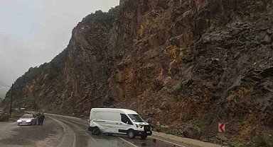 Ekmek yüklü minibüse dağdan kopan kayalar çarptı