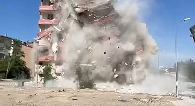 Elazığ'da ağır hasarlı bina, tek dokunuşla yerle bir oldu