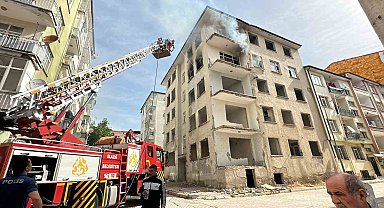 Elazığ'da ağır hasarlı binada yangın