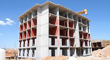 Elazığ'da depremzedeler için yapılan TOKİ konutunun ilk bloğu tamamlandı