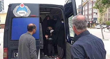 Elazığ'da dilenci operasyonu: Kimisi ilaç param yok dedi, kimileri de kamerayı görünce araçtan inmedi