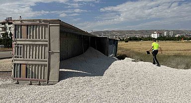 Elazığ'da mıcır yüklü tır devrildi: 1 yaralı