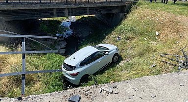 Elazığ'da otomobil dereye uçtu: 1 yaralı