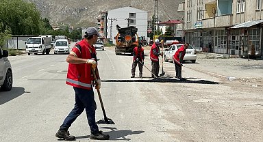 Elbistan'da hasar gören yollar onarılıyor