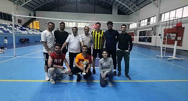 Eleşkirt'te Voleybol Turnuvasında Şampiyon Ergözü Ortaokulu