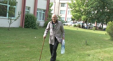 Elinde bastonuyla üniversite sınavına girdi