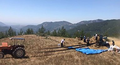 Engebeli arazilerde ekim yapan çiftçiler, eski patoz makinalarıyla hasat yaptı