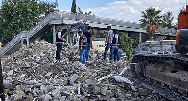 Enkaz altından kadın cesedi çıktı