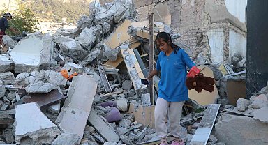 Enkaz üzerinde umutlu arayış