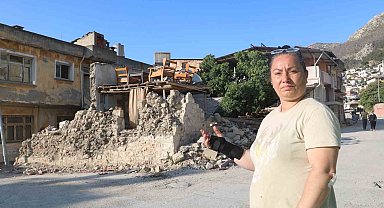 Enkazın ortasında dikkat çeken koltuk takımı