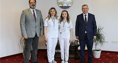 Erasmus öğrencisi anne Gülcan Ahmed ve kızı Fatma Hayrulla mutluluklarını Rektör Tabakoğlu ile paylaştı