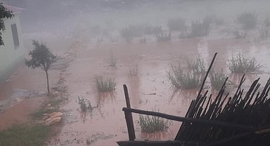 Erdemli'de sağanak sele neden oldu, bahçeler zarar gördü