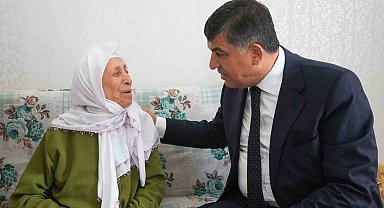 Erdoğan portresi yaşlı çifti mutlu etti.