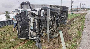 Ereğli'de kontrolden çıkan kamyon devrildi