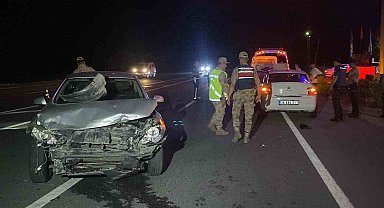 Erzincan'da iki otomobilin çarpıştığı kazada 12 kişi yaralandı