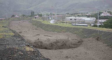 Erzincan'da sağanak sonrası derelerden sel geldi