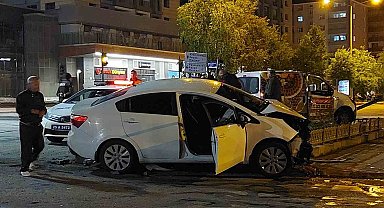 Erzurum'da iki araç çarpıştı: 2 yaralı