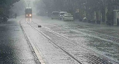 Eskişehir'de aniden bastıran kuvvetli sağanak yağış kentteki yaşamı olumsuz etkiledi