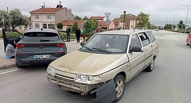 Eskişehir'de iki otomobil çarpıştı